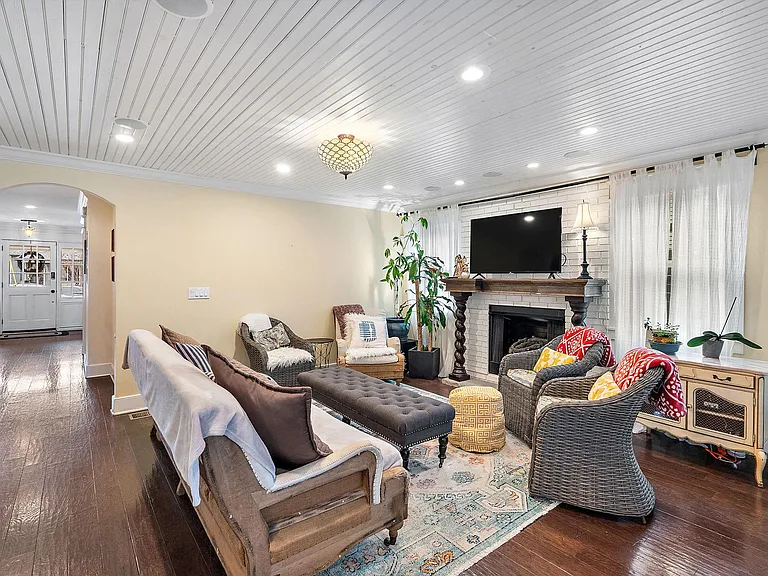 1407 Holly St — Photo 10