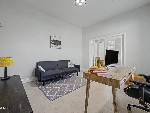 4th image of 943 E ELMWOOD Place