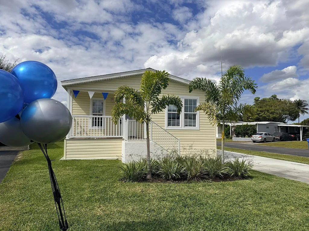 Building Photo - 5220 SW 33rd St #13-06