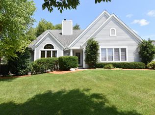 908 Lynnewood Dr, Waukesha, WI 53188