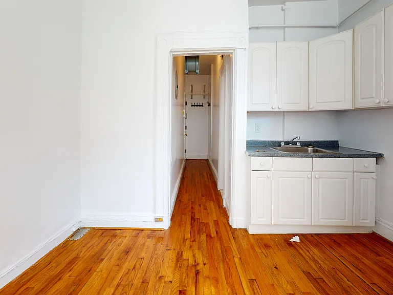 158 W 15th St #5D — Photo 4