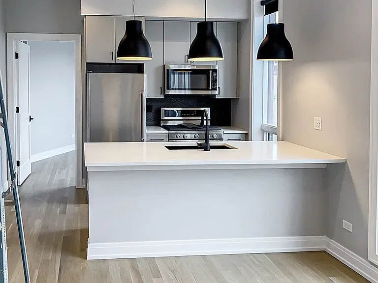 1052 W Cornelia Ave #302 — Photo 1