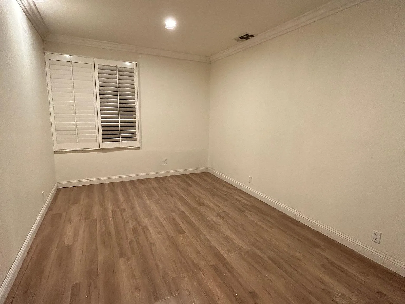 5 bed, 4300 sqft, $899 — Photo 2