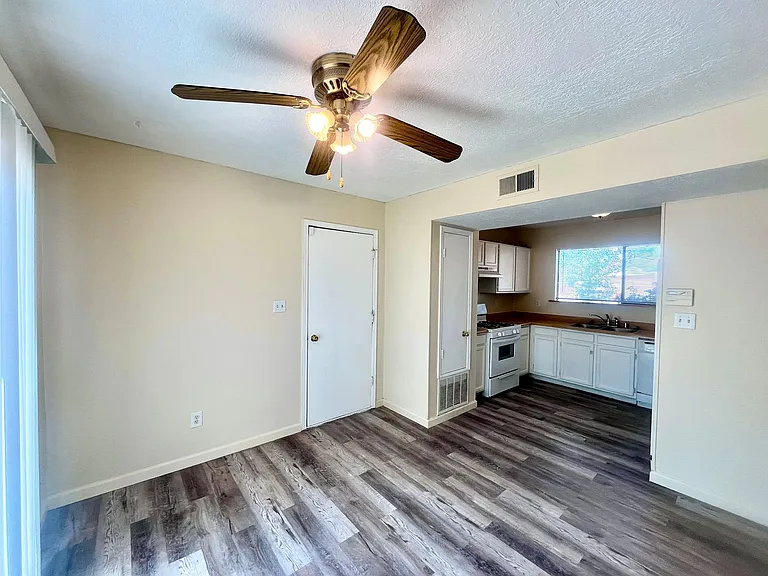 874 Baltic Ave SE — Photo 10