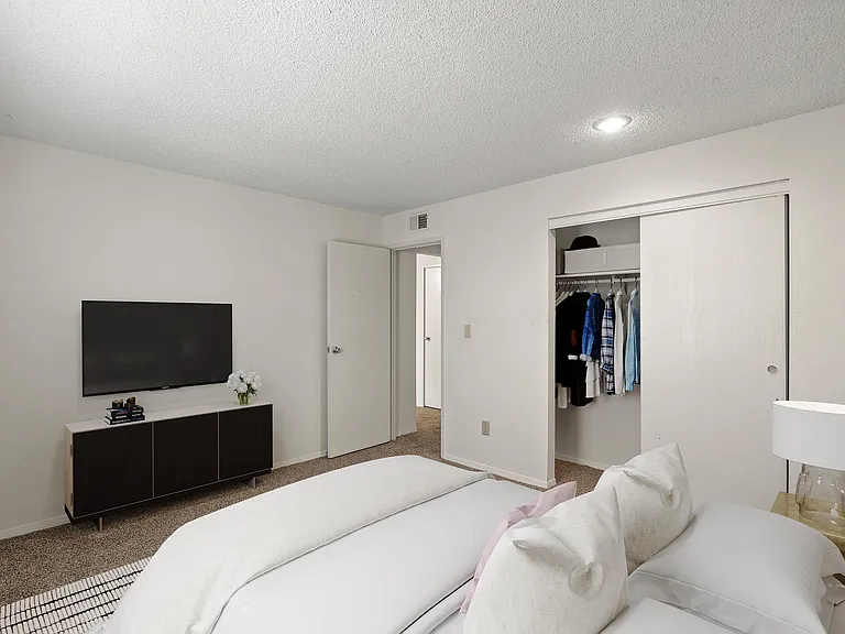 Bristol Pointe Apartments — Photo 19