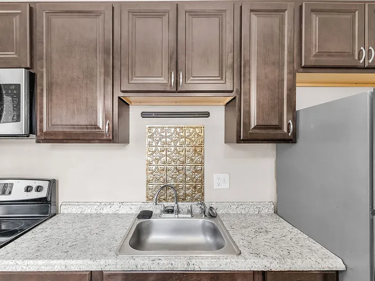 439 W Walnut St — Photo 21