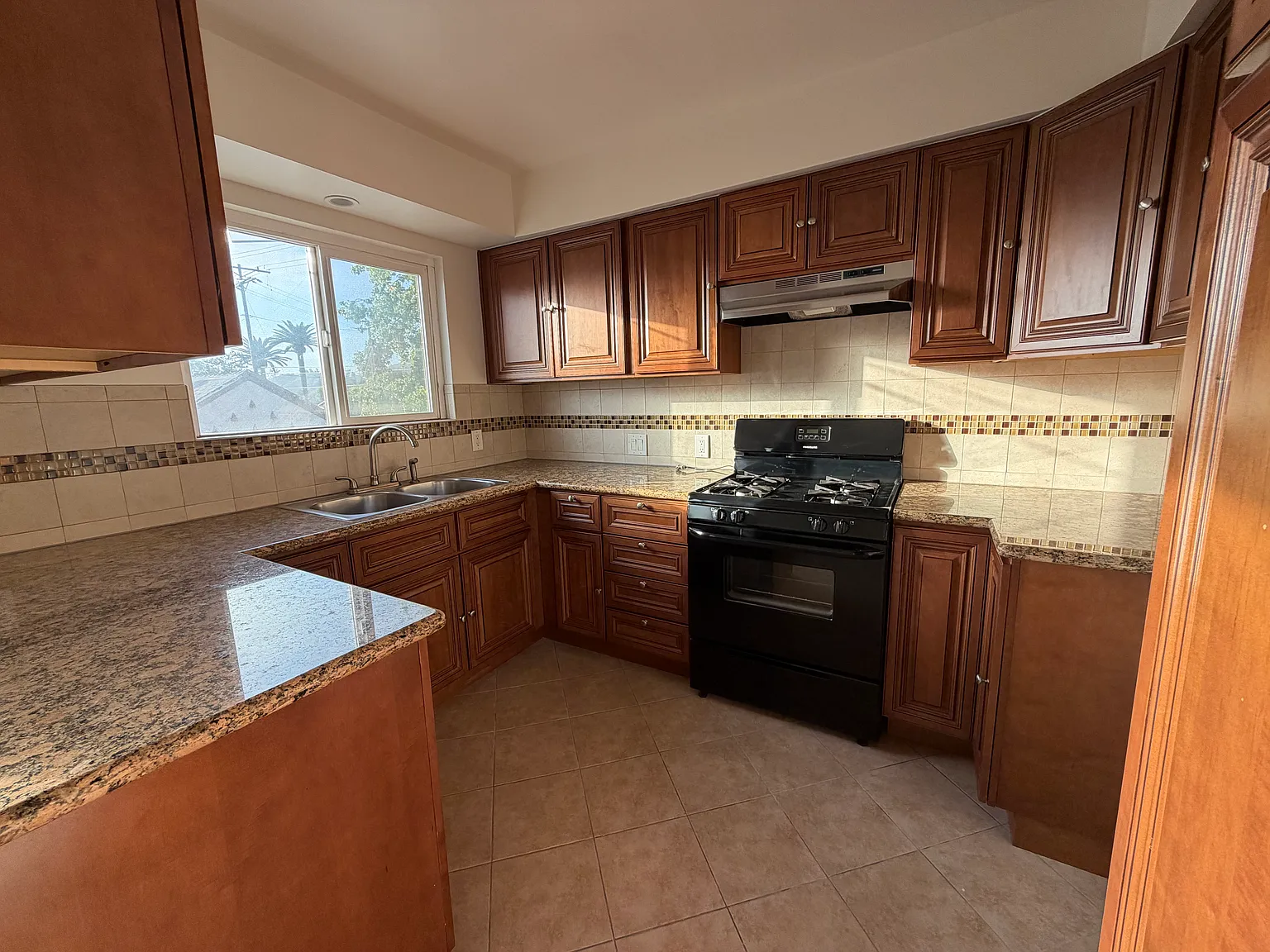 2 bed, 1000 sqft, $2,475 — Photo 4