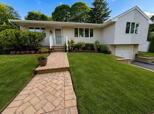 5 Boxwood Dr, Kings Park, NY 11754
