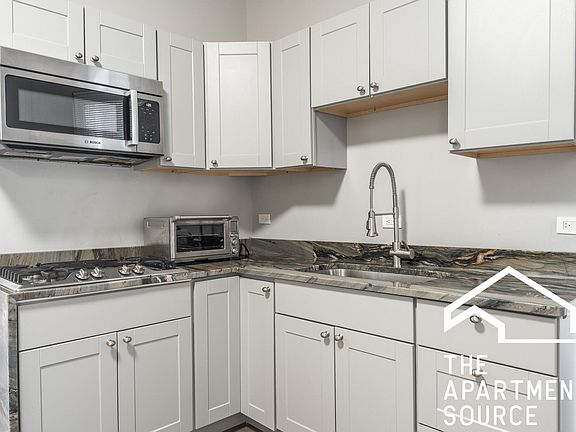 2nd image of 1876 N Hoyne Ave #2
