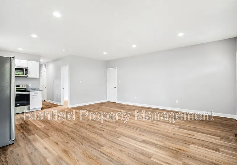 2034A E Maryland St — Photo 8