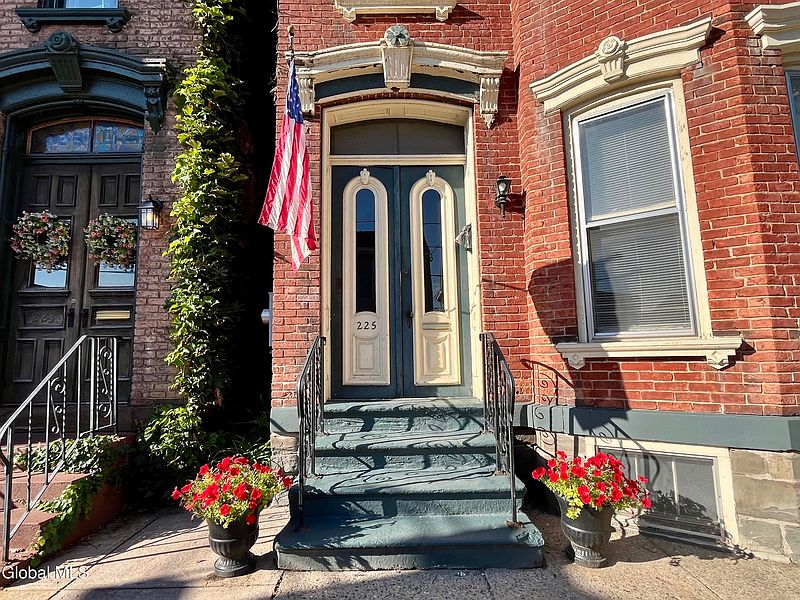 4th image of 225 Green Street