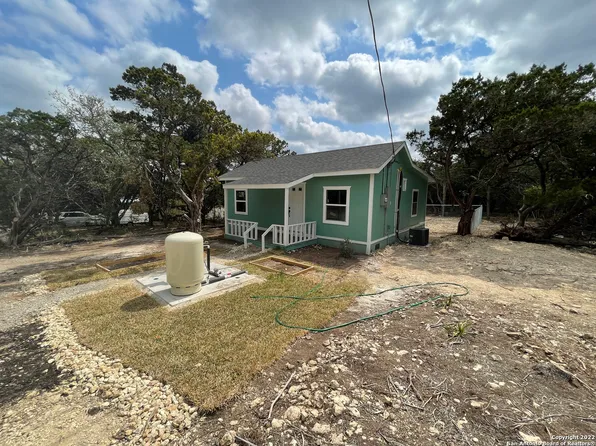 502 18th St E, Lakehills, TX 78063