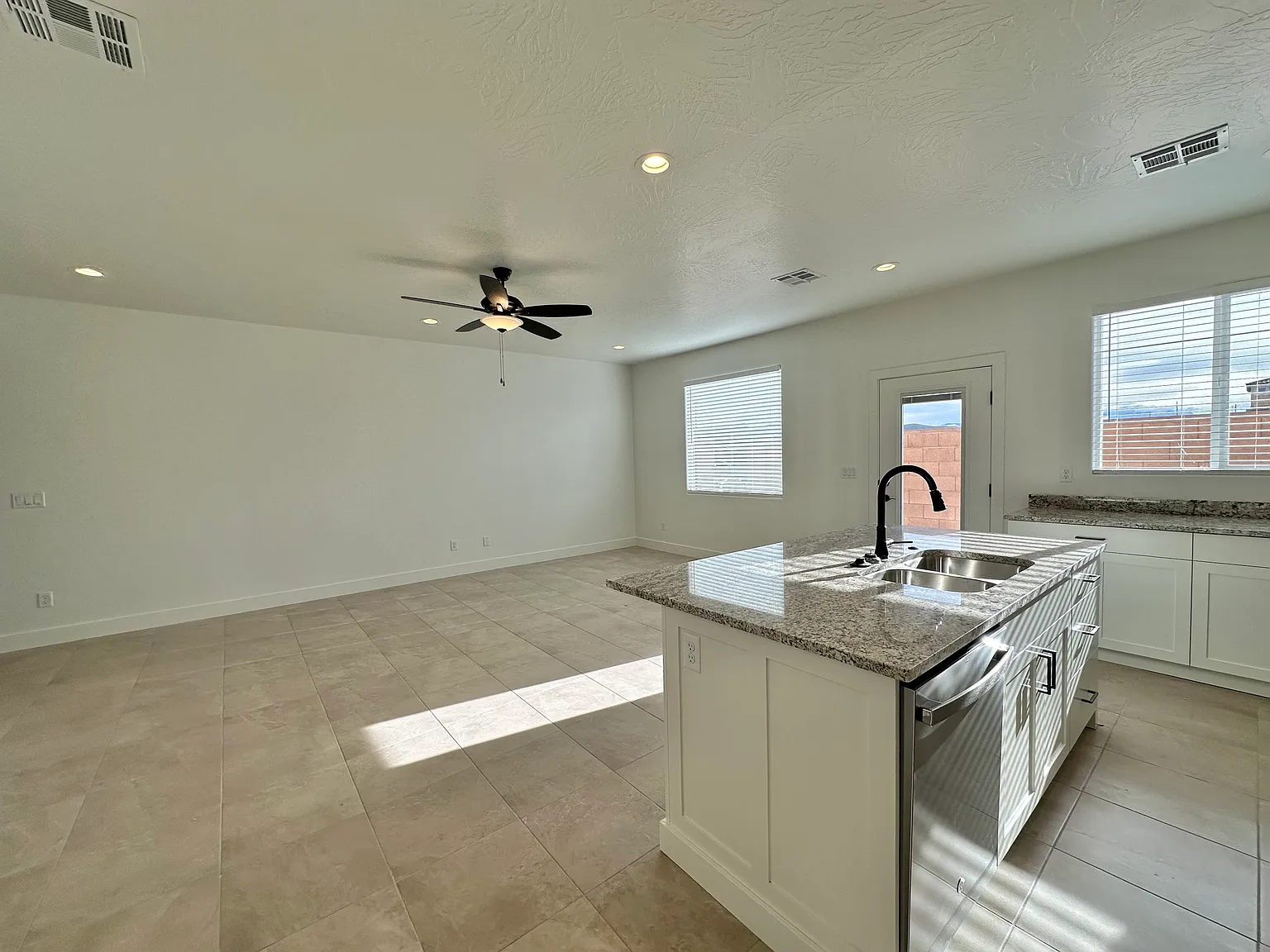 End Unit 1874 Sqft Townhome! 4 Beds 2.5 Baths 2 Car Garage! — Photo 3