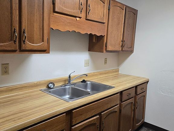3rd image of 1612 E Gateway Cir S Unit 104