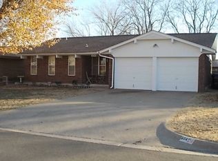 604 SW 10th St, Moore, OK 73160