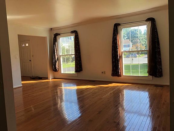 2nd image of 9 Beauvoir Ct