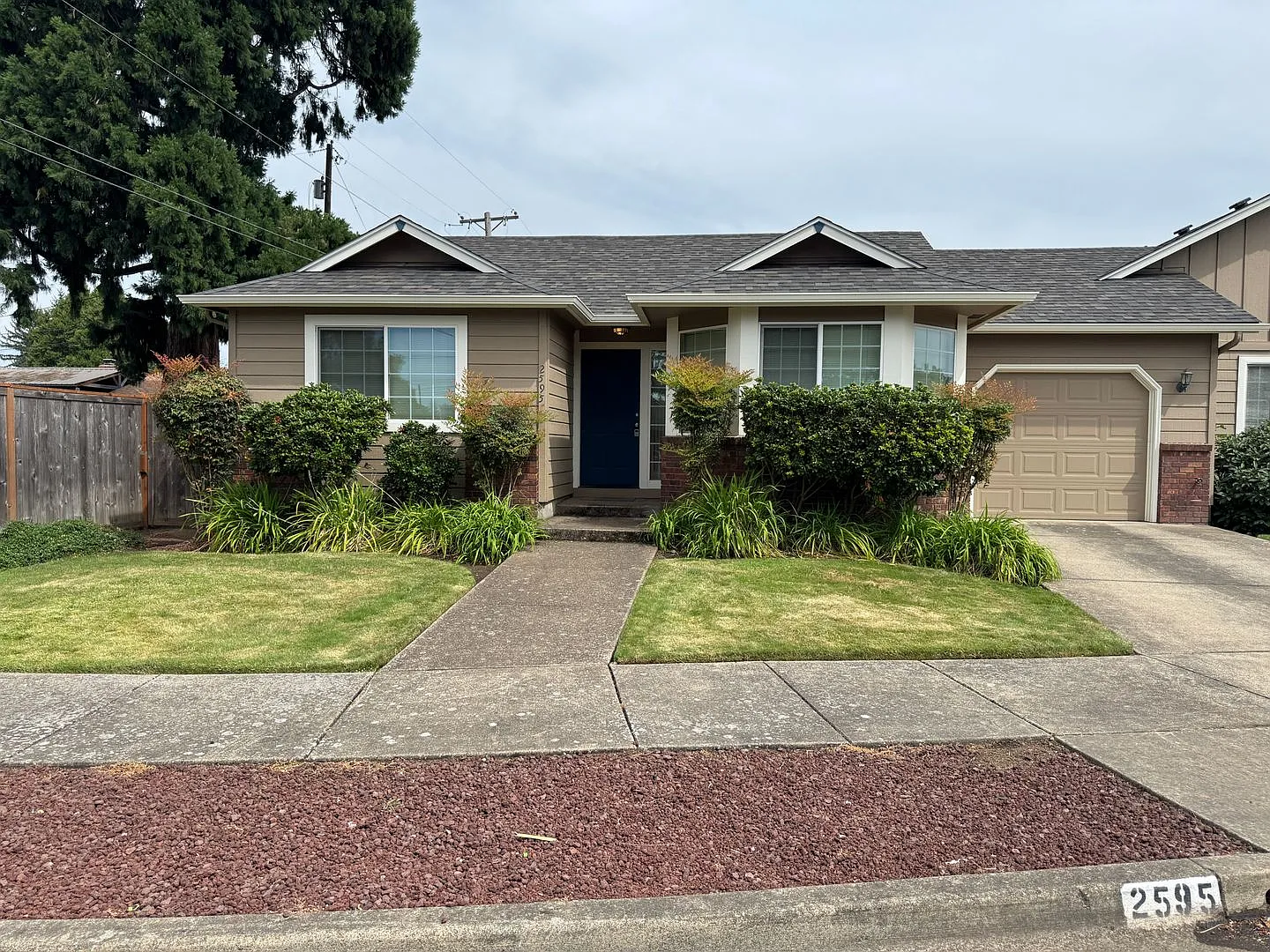 2 bedroom 1 bath duplex with garage! — Photo 1