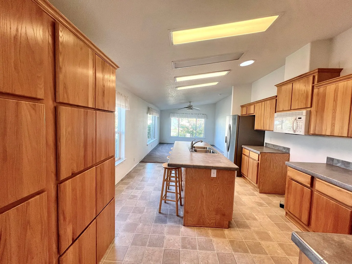 Spacious 3 Bedroom Home in Lakeside — Photo 3