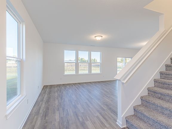 5th image of 902 Stonehaven Dr