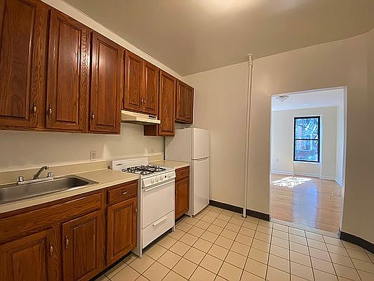 5th image of 207 W 80th St APT 2D