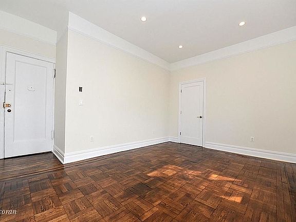5th image of 3420 32nd St APT 5L