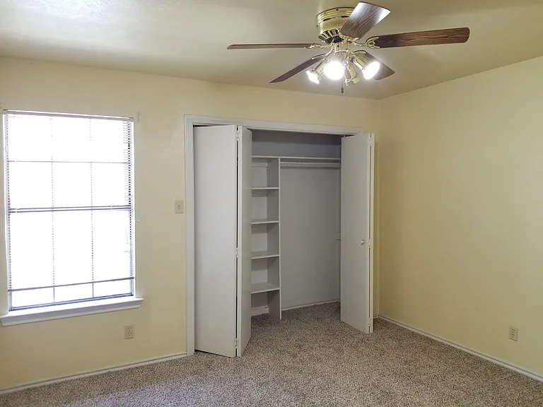 2426 Lakeview Cir — Photo 13