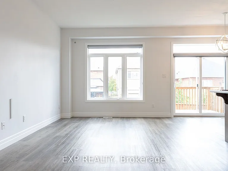 861 Edinburgh Dr — Photo 2