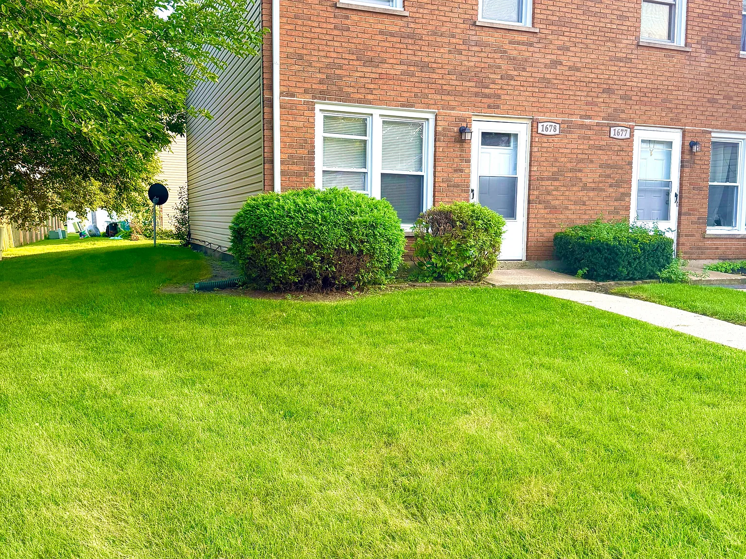 2 bed, 1.5 bath, 1056 sqft, $1,900 — Photo 2