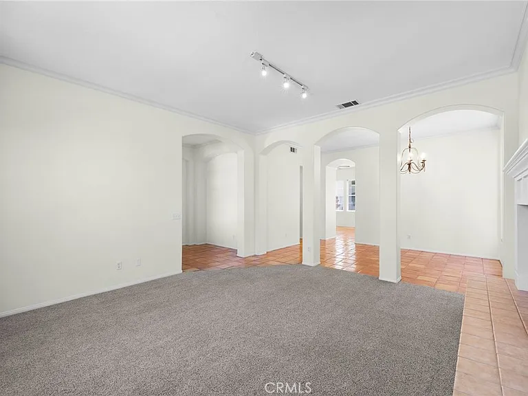 62 Middlebury Ln — Photo 4