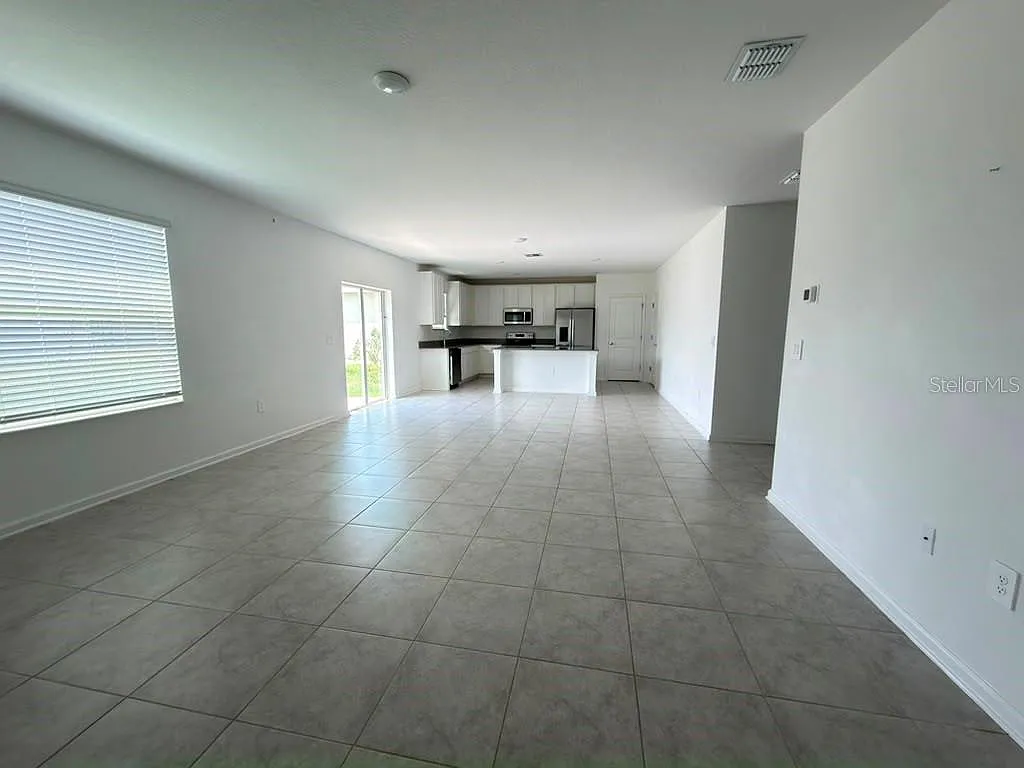 4 bed, 2.5 bath, 2582 sqft, $2,300 — Photo 2
