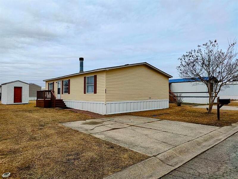 1st image of 220 Sunshine Dr