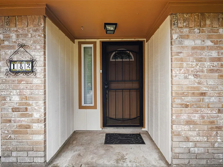 182 Greenleaf Ln — Photo 2