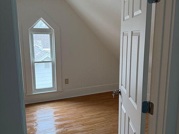 2nd image of 11 Bridge St Room 6