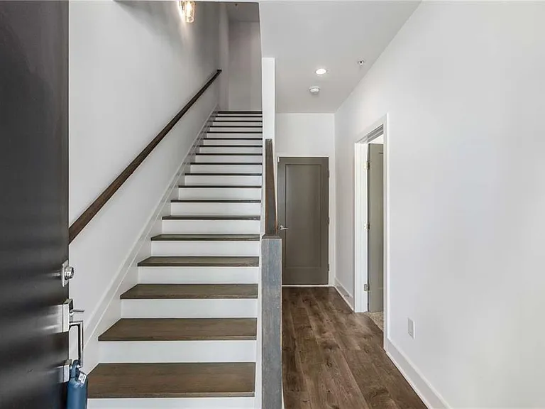 1225 Chelsea Cir NW — Photo 4