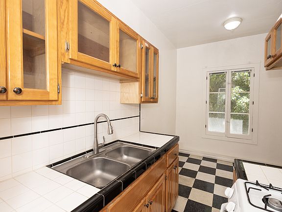 4th image of 706 S Normandie Ave APT 401