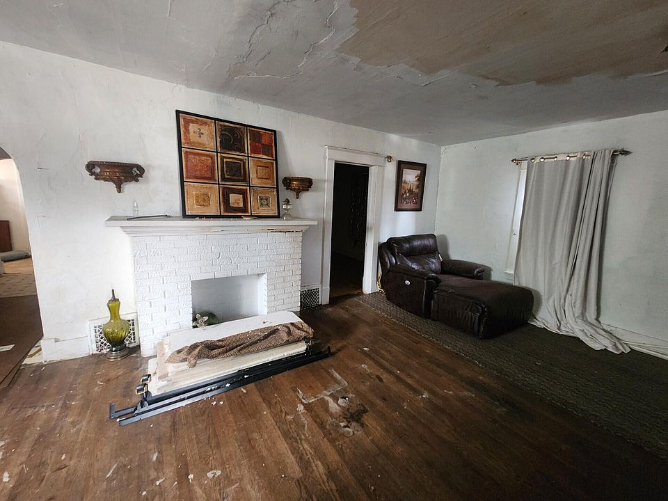 2nd image of 2405 Howden St