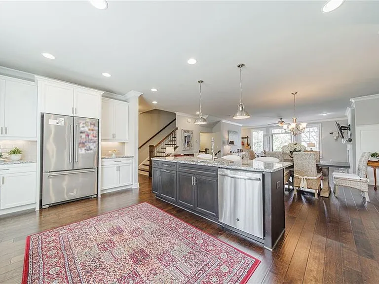 690 Arklow Dr — Photo 7