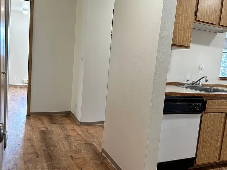 667 NE 4 E — Photo 2