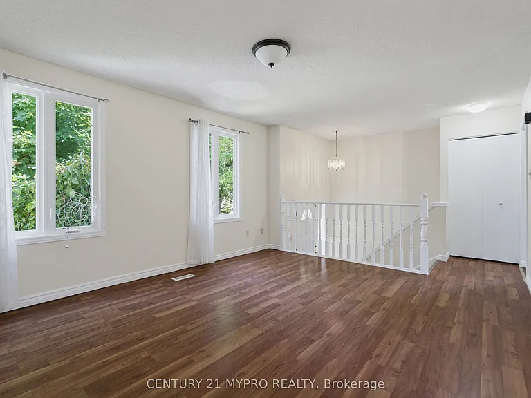 143 Ardsley Cres — Photo 7