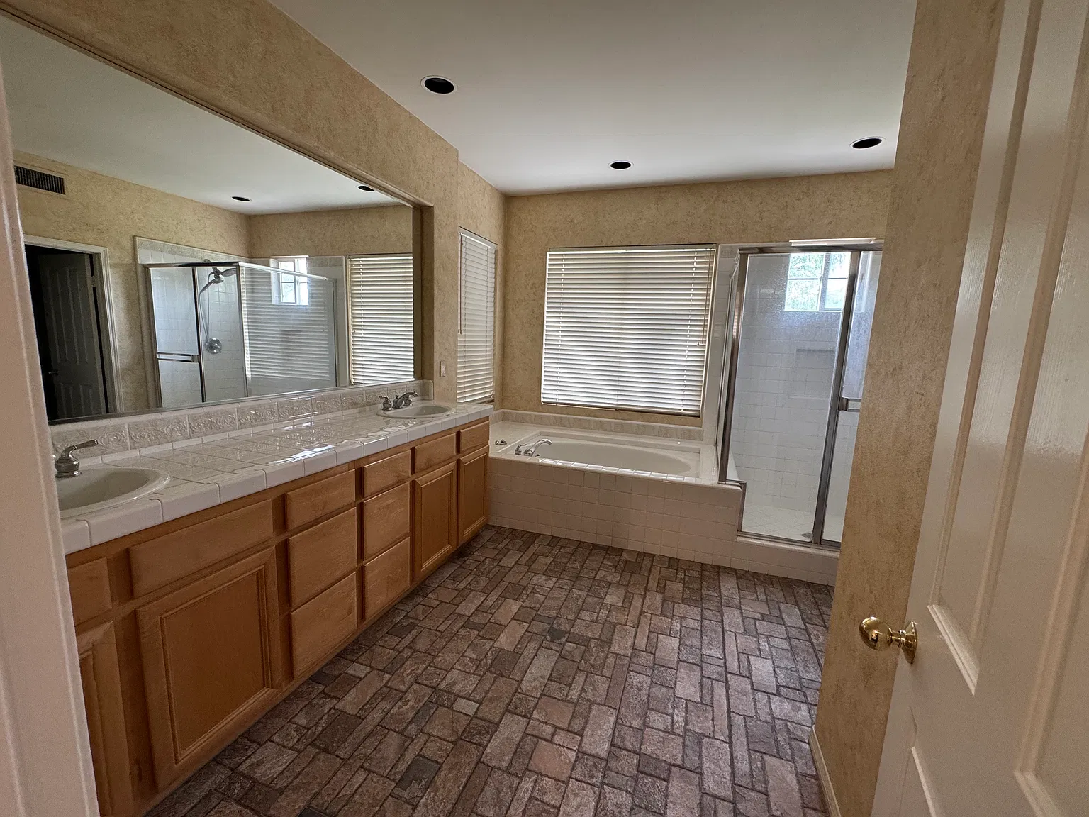 5 bed, 2727 sqft, $7,750 — Photo 4