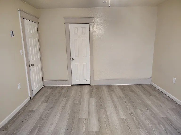 819 W 4th St #2 — Photo 5