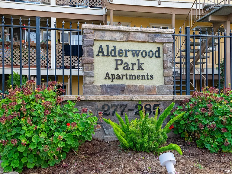 Alderwood Park Apartments — Photo 6