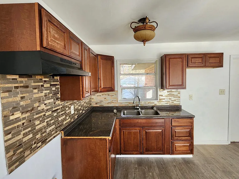 1721 Collier Dr — Photo 2