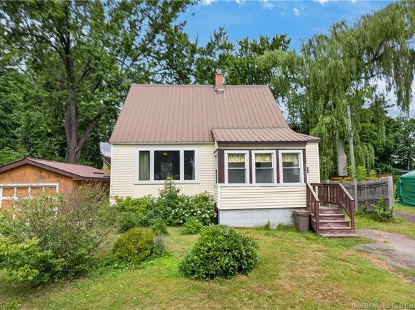 251 Carney St, Fredericton, NB E3A 3A3