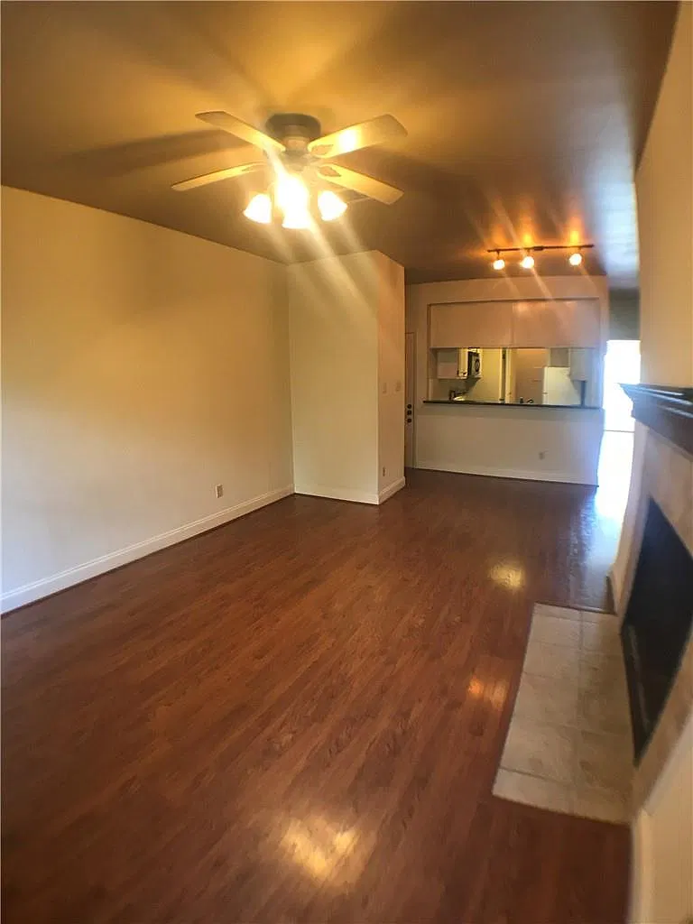 2 bed, 2.0 bath, 904 sqft, $2,200 — Photo 2
