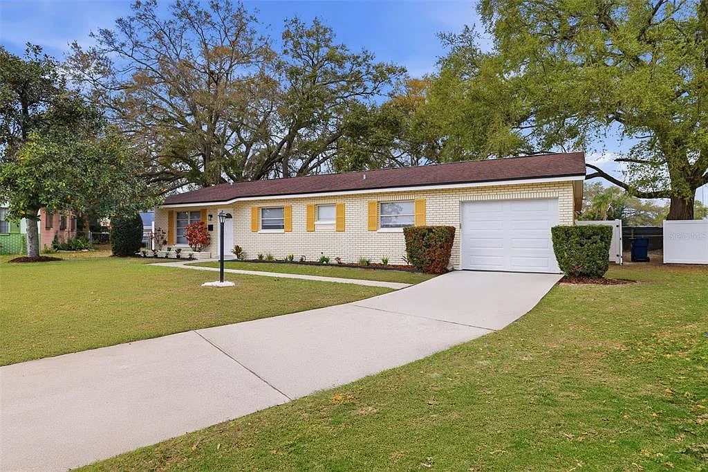 3 bed, 2.0 bath, 1724 sqft, $2,800 — Photo 2