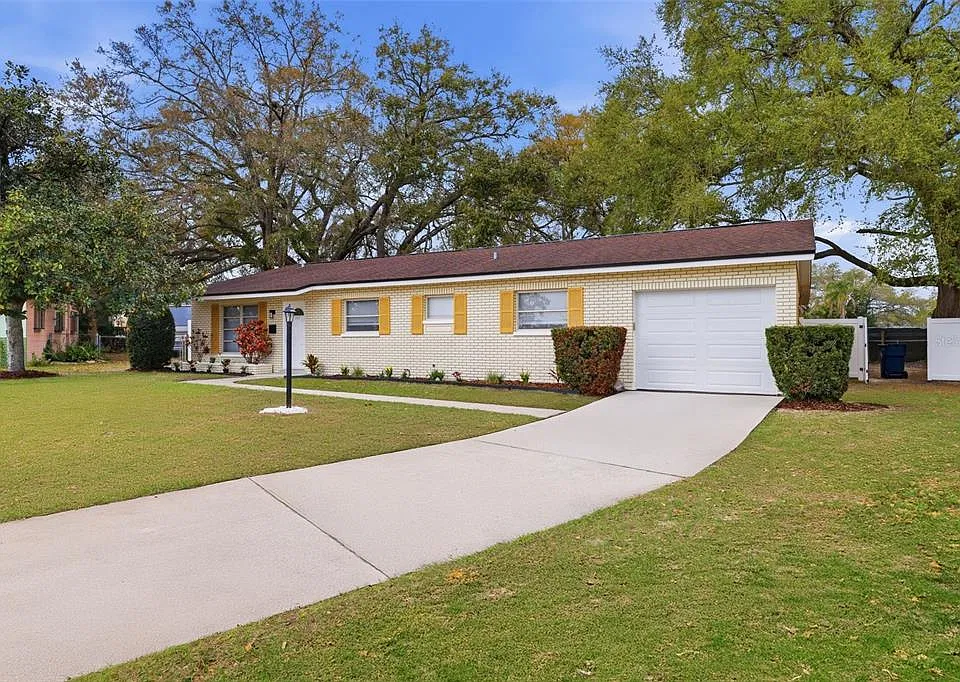 2327 W Knollwood Pl