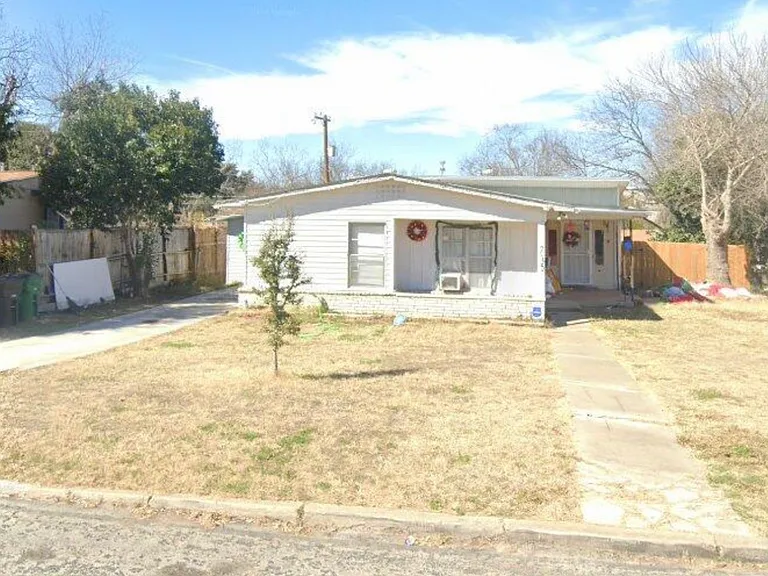 715 Olney Dr — Photo 2