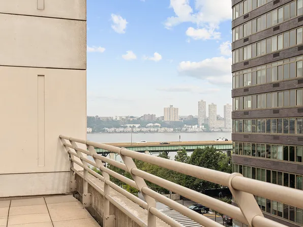 120 Riverside Boulevard image 3 of 16