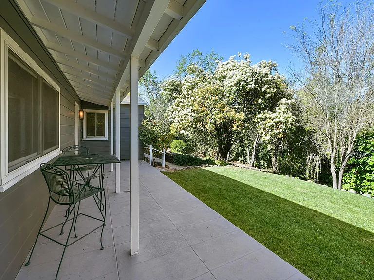 925 Hawthorn Dr — Photo 18